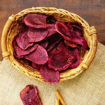 Khoai tím chứa nhiều chất chống oxy hóa anthocyanin, giúp cải thiện sức khỏe tim mạch, thị lực và hệ miễn dịch.