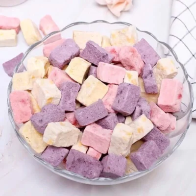 Sữa chua sấy cuộn trái cây khô: cuộn cùng dâu, kiwi, chuối sấy dẻo.