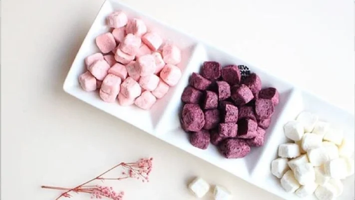 Sữa chua sấy cho bé là sản phẩm được chế biến từ sữa chua tươi lên men tự nhiên, sau đó sấy khô bằng công nghệ hiện đại (thường là sấy lạnh hoặc sấy thăng hoa) để giữ lại men vi sinh, dưỡng chất và vị ngon đặc trưng.