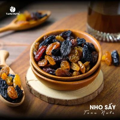 Nho khô là món ăn vặt tự nhiên được nhiều người yêu thích vì vị ngọt dịu, dễ ăn và tiện lợi.